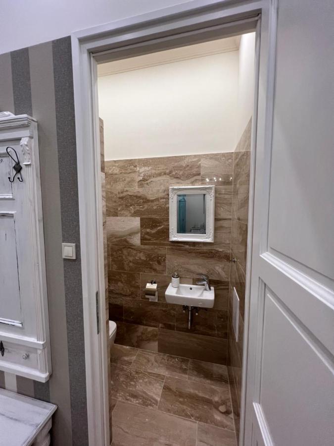 Kalitka Apartman Eger Bagian luar foto