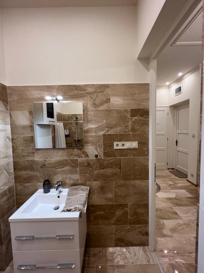 Kalitka Apartman Eger Bagian luar foto